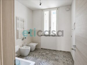 Trilocale con doppio affaccio ristrutturato in centro città - foto 12