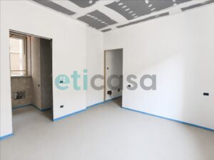 Trilocale con doppio affaccio ristrutturato in centro città - foto 22
